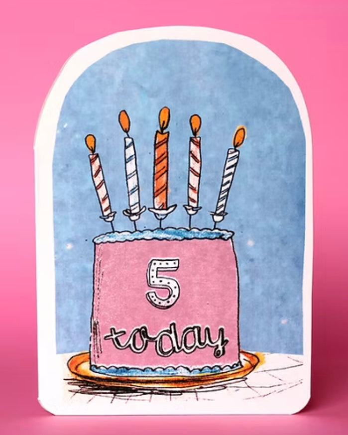 Card with a pink cake illustration with 5 candles, on a blue background.